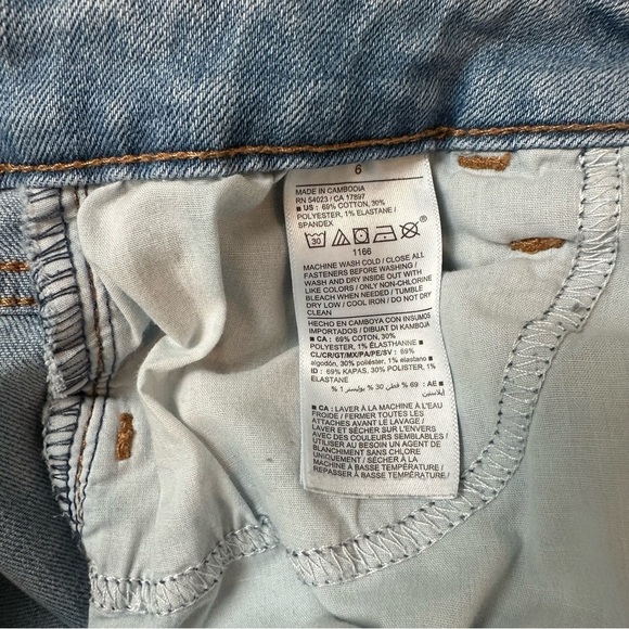 Old Navy Santa Catarina Mid-Rise Bootcut Jeans Size 6 - Picture 3 of 4